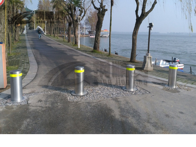 武汉升降桩安装图升降路桩价格 湖北半自动升降柱 防撞路障地柱