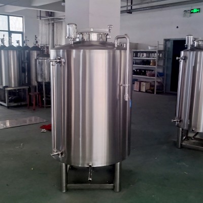潜江鸿谦不锈钢储酒罐大型立式储酒罐尺寸齐全质量超群